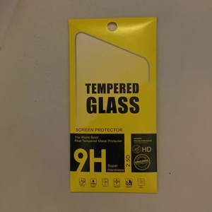 Extraglas iphone - Blev fel i min beställning så fick för fel telefon. Är ett 2pack med härdat glas till iPhone 13 PRO MAX. De är heltäckande och väldigt bra kvalité och appliceringstillbehör medföljer, se bild 2. 75 kr per 2 inklusive frakt. Skriv gärna för frågor! OBS!! Passar ej IPhone 11-12 PRO MAX.