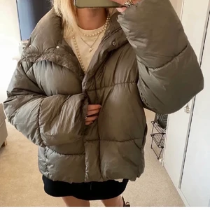 Mörkgrön dunjacka - Säljer nu min mörkgröna oversized dun jacka! Jag har vanligtvis small och den är oversize på mig! Väldigt fint skick