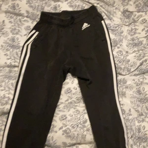 Vintage adidas - Ett par vintage adidas mjukisbyxor.  Bara använda ett fåtal gånger då dom är för små.