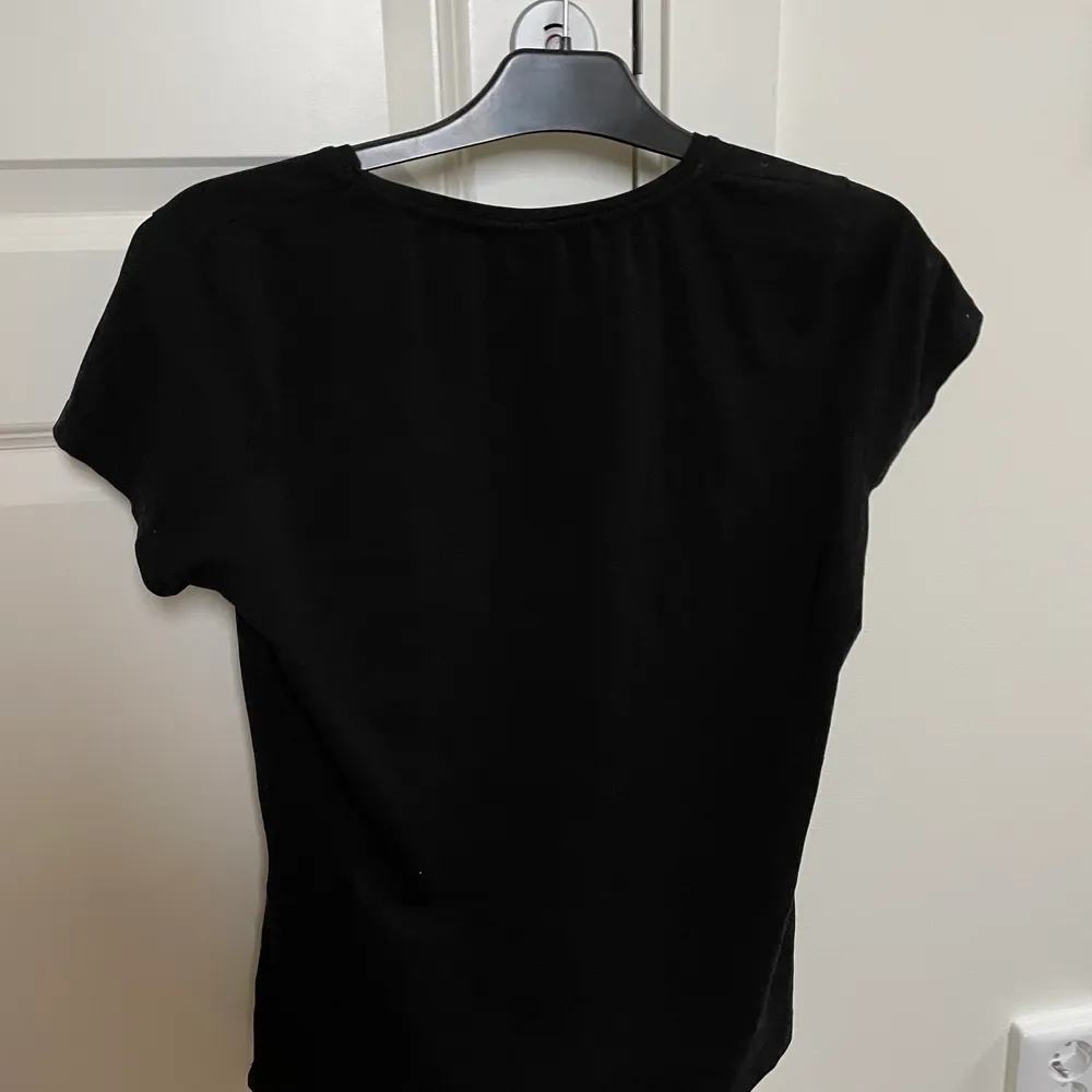 Stretchig svart fila T-shirt. Använd fåtal gånger. Storleken är 2XL men skulle påstå att den är mer en S/M. T-shirts.