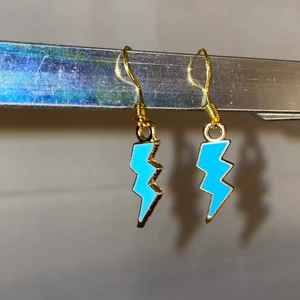 Örhängen med blixtar  - Egengjorda örhängen med blåa blixtar 💙 24kr för frakten 🤍