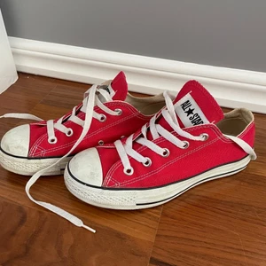 Röda converse - Röda låga converse i fint skick