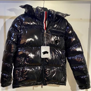 Moncler jacka  - Moncler jacka helt ny 