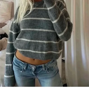 Randig tröja  - Säljer mina fina randiga tröja från hm i stl S. Tröjan är använd men frf i välldigt bra skick. Säljer för 90kr+frakt💘💘(lånad bild‼️)skriv för fler bilder. (Köpt för 150kr)💞