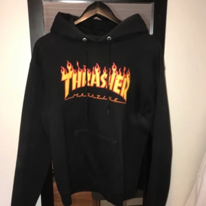 Thrasher hoodie svart - Thrasher Hoodie i storlek S, passar mig perfekt som är 176 cm och tjej. Finns slitning/trassel på ena snöret men syns inte om man inte drar ner det. Köparen står för frakt!