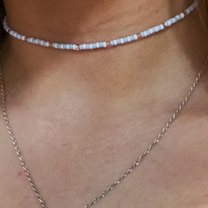 Pärlhalsband choker - Egengjort halsband med små pärlor och elastisk tråd. Jag gör ett nytt till varje beställning, så det går att få en annan längd eller andra önskemål🌟