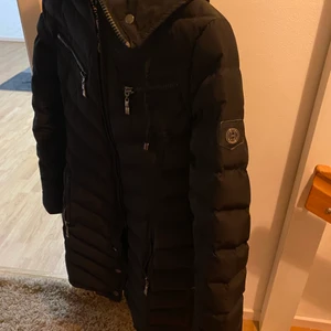 Hollister S - Helt ny skick hollies jacka. Använt några gånger. Pris kan diskuteras. Päls kommer med. 