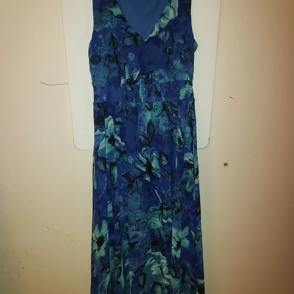 Fin blå klänning bara inte i min stil, fick den av min mamma som aldrig använt den. . Klänningar.