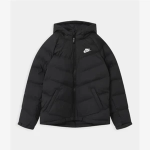 Nike jacka i väldigt bra skick  - Varm och skön vinterjacka ifrån Nike :) väldigt bra till vintern 💕storlek Xl i barn storlek så ca XS och S passar det !!vädligt bra stick andvändt ca 10gg.               Lånade bilder 💕💕💕