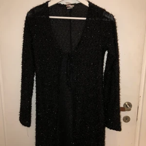 Glittrig kofta - Glittrig kofta i storlek S. Man kan knyta vid bröstet. 