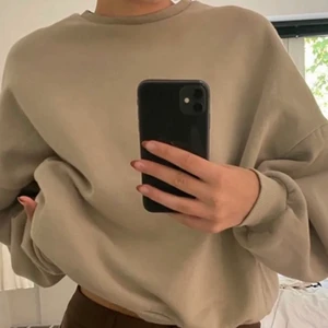 beige sweatshirt  - jättesnygg och skön beige sweatshirt från H&M använd bara några fåtal ggr men bra skick! ⚡️ storlek XS men ganska stor i storleken så sitter som en S/M. (LÅNAD BILD)