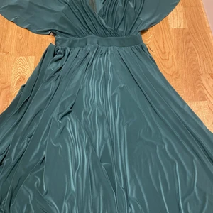 Klänning från GOD DIVA - Klänning från GOD DIVA endast använd en gång, storlek M. Klänningen är i mycket bra skick och ett avtagbart band i samma färg medföljer. Nypris 600kr 