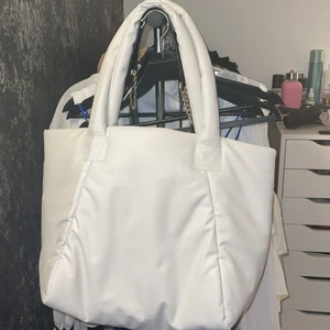 Hm väska - Rymlig väska ifrån Hm. Använd ca 2 gånger så som ny köptes för ca 349 kr för ca 2 månader sedan säljes för 250kr