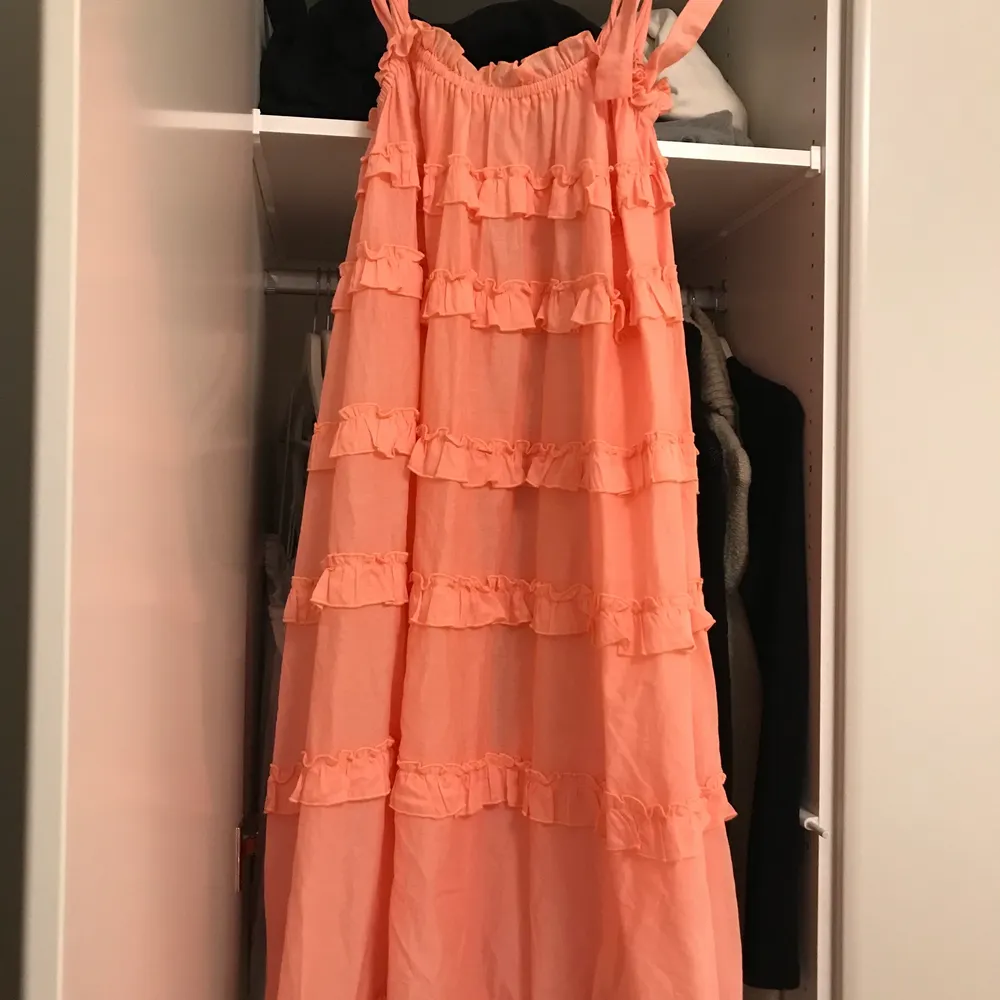 By malina klänning i storlek S/M. Klänningen har använts en gång och säljs pga att den inte kommer till användning hos mig. OBS klänningen är i färgen Korall som på andra bilden och inte i färgen vit som på första bilden. . Klänningar.