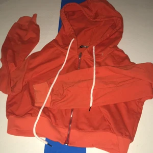 Snygg tröja - En röd/orange tjocktröja från SHEIN.se andväns 1-2 gånger. Storlek xs 😊🤙 kontakta vid KÖP ❤️❤️💓💓💓😊😊🤙🤙🤙🤙😊💓❤️❤️🐱