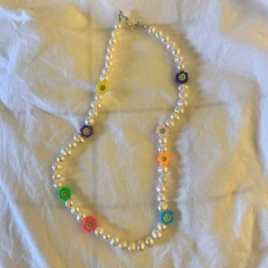 Halsband med äkta pärlor 🌸🌼 - Super fint halsband köpt på etsy. Knappt använt! 🌼