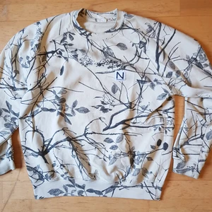 NewBlack sweater - Sweatshirt från New Black. Vitbeige tröja med gråsvart tryck. 