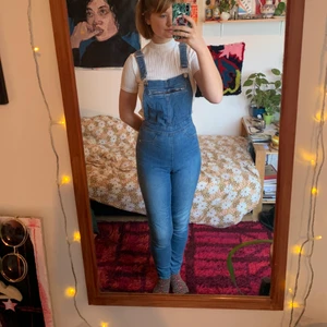 Hängselbyxor  - Blåa hängselbyxor i jeansliknande material, dock otroligt stretchiga. Mycket mjukare än jeans! Har en ficka på bröstet, med dragkedja. Dragkedja bak, vilket gör att de sitter åt fint! Går att ha hängslena korsade eller isär. 