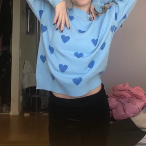 Söt tjocktröja - Jättesöt tjocktröja med hjärtan. Den är bra kvalite och knappt använd, inte nopprig alls. Sitter superfint och är en jättegullig tröja men tyvärr inte min stil längre👯‍♀️