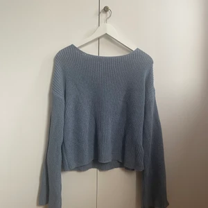 Blå stickad tröja - Säljer denna super fina blåa stickade tröja med lite utsvängd ärm.💓 Säljer då den inte kommer till användning. Inga defekter💓 Köparen står för frakt (49 kr) Buda i kommentarerna eller köp direkt för 150 ink frakt. Fråga för fler bilder