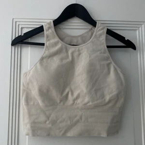 Träningsbh/topp - Säljer min favorit sport-bh (för yoga, lätt träning) eftersom den blivit för liten för mitt byst 🥰 #bh #sportbh #hm #yoga #träningskläder #träningstopp #träning #hm