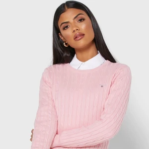 Gant tröja - Äkta stickad gant tröja, rosa, XS. Översta lappen med ’stretch cotton’ är lös på vänster sida men går nog att sy fast igen. Nypris ca 1300kr, säljer för 25kr. Första bilden är lånad.