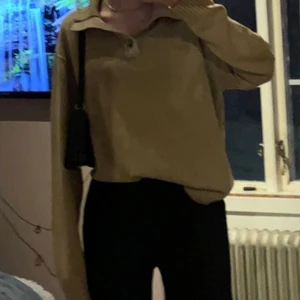 Stickad tröja - Funderar på att sälja min fina stickade tröja med krage eller vad man ska kalla det. Vet inte märket då dne är köpt second hand, jättefint skick dvs inga fläckar eller hål. Sitter fint oversized på mig som har xs-s. Tänker att vi börjar på 100 och så får vi se ifall det ändras. Köpare står för frakt 🥰