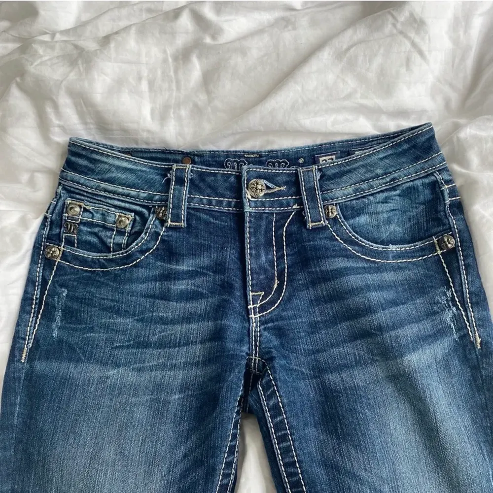  Missme Jensen storlek 27 aldrig andvända jätte bra skick💕innerbenslängden är 82 cm och midjemåttet är 78 cm köp direkt 600 kr eller buda i kommentarerna. Jeans & Byxor.