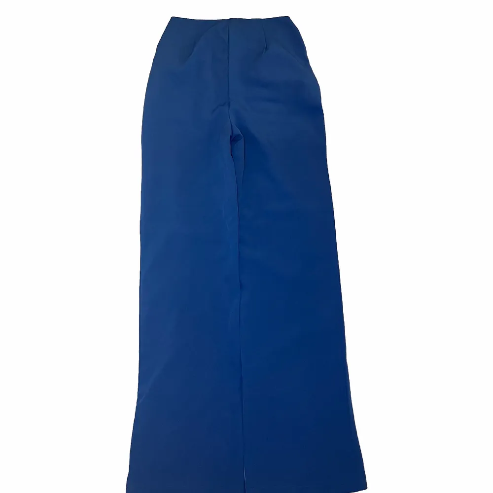 Blå byxor från missguided i storlek s endast använda en gång! Rak i modellen och långa ben💎🦋🙏💙🌀 . Jeans & Byxor.