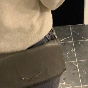 Zadig väska - Jätte fin grå zadig väska som jag säljer pågrund av att den inte kommer till användning. Köpt förra året och är väl använd men i bra skick! 