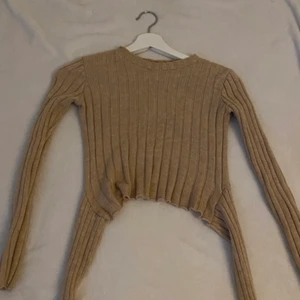 Beige long sleeve top 🤎 - Skön ribbad top med öppen rygg i bra skick, använd 1 gång storlek UK 8. 🤍fashionnova🤍
