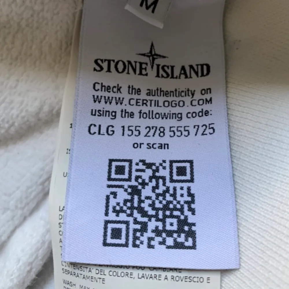 Vit Stone island hoodie som är köpt på nk i Stockholm. Kvitto finns. Den är helt fel fri och har inga fläckar eller hål. Ny pris 2500. Pris kan diskuteras vid snabb affär. Den är i storlek M men passar L. Hoodies.