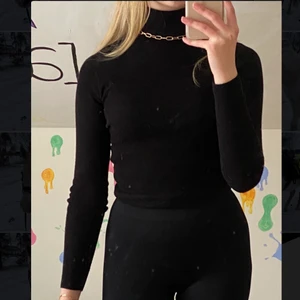 Ribbad polotröja - köpt på asos från märket collision, bara använd några gånger. Säljer pga för kort i armarna på mig. pris kan diskuteras