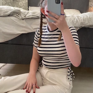 Randig tröja  - Säljer en randig tröja från zara som inte använder eller aldrig kommit till användning. De är fina snören på sidorna som man kan knyta själv. 70kr+frakt😊