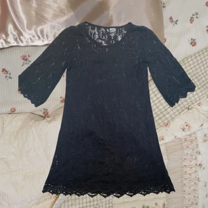 Fin klänning - Fin klänning med spets. Kommer inte till använding längre. Från HM och köpt för många år sedan. Perfekt till fest! Köparen står för frakt. 💋