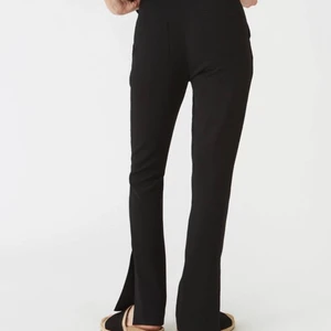 Hope move trousers - INTRESSEKOLL på dessa underbara slutsålda byxor från Hope. Är i strl 34 men funkar på 36a beroende på hur man vill att de ska sitta!   Använda 2 ggr