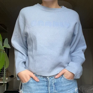 Stickad tröja - Asnajs stickad tröja från Vero Moda, kommer ej till användning mer men i väldigt fint skick🥰