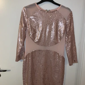Paljettklänning från NELLY - Helt oanvänd klänning i roséguld från Nelly. Stl M. Pris 200