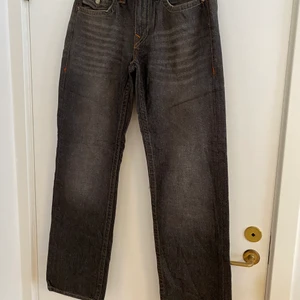 True Religion Ricky Jeans  - Helt nya True Religion-jeans. Verkligen skitsnygga och passformen är den bästa som finns. Knappt några jeans finns att köpa längre som sitter såhär, helt raka. Gillar du vintage / 90-tals vibe så är dessa som gjorda för dig. Storlek 30 i midjan och passar dig som brukar ha W30-W31 på exempel Levis. 