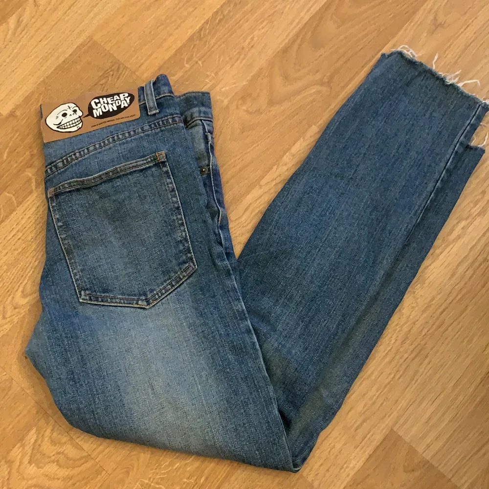 Snygga tighta jeans från cheap monday. Tyvärr för små för mig, passar någon som är 34-36. Knappt använda. . Jeans & Byxor.