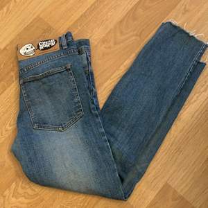 Snygga tighta jeans från cheap monday. Tyvärr för små för mig, passar någon som är 34-36. Knappt använda. 