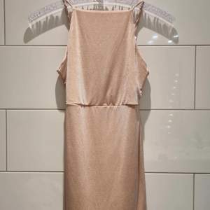 Rosa/Champage klänning i fint skick, i stl S (fungerar även som XS) från Forever 21. Använd endast fåtal gånger. Köpt i New York för några år sedan, men har tyvärr inte kommit till användning. Köparen står för frakt. 