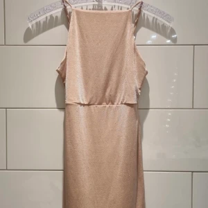Rosa/champagne klänning, stl S - Rosa/Champage klänning i fint skick, i stl S (fungerar även som XS) från Forever 21. Använd endast fåtal gånger. Köpt i New York för några år sedan, men har tyvärr inte kommit till användning. Köparen står för frakt. 