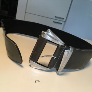 Kenzo city bälte. I stl 70 - Kenzo city bälte i läder och stl 70