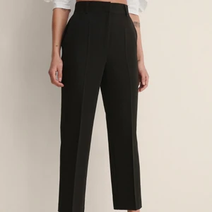 NAKD croppade kostymbyxor med hög midja - Kostymbyxor i storlek 38 köpta från NA-KD och aldrig använda då jag köpte två storlekar och denna var den som inte passade. Ordinarie pris 500kr jag tar 300kr. Väldigt bra i passformen och inte helt styva vilket gör att dem är skönare att ha på sig och känns inte som ett par byxor man vill ta av direkt man kommer hem!                                                           Kan köpas direkt för 400kr!😊