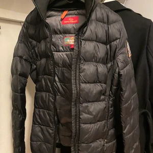 Falsk Parajumper storlek Xs - Falsk Parajumper dunjacka i storlek Xs