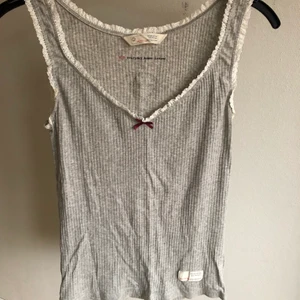 Linne från Odd molly - Sött linne från Odd Molly i färgen grå. Sparsamt använd!