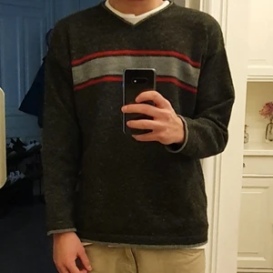 V-neck sweater - Vintage V-ringad sweater från okänt märke. Loose fit lite oversized.