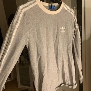 Adidas tröja - Använder inte längre, haft den 5-10 gånger, den är jätte bekväm men gillar inte grått på mig! Från adidas.