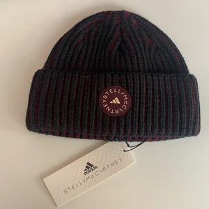 Adidas by Stella McCartney mössa - Black/Maroon beanie * adidas by Stella McCartney logo * 70% Polyacrylonitrile, 10% Cotton, 10% Recycled Polyester, 10% Polyester 